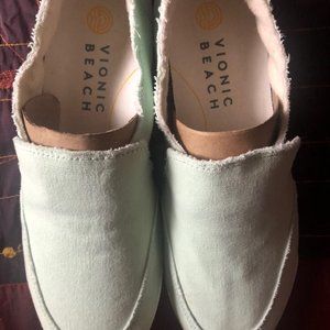 Vionic beach shoes mint green size 9